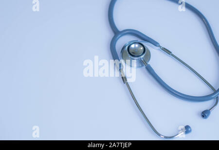 Medizin und Gesundheit Konzept. Stethoskop auf blauem Hintergrund Nahaufnahme Stockfoto