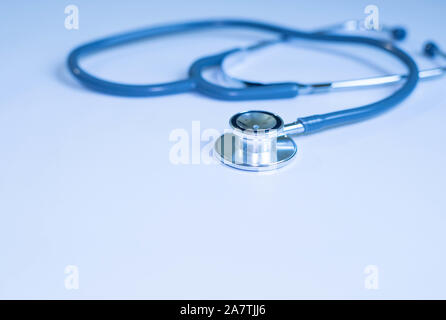 Medizin und Gesundheit Konzept. Stethoskop auf blauem Hintergrund Nahaufnahme Stockfoto