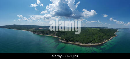 Blick auf die drohne an der wunderschönen Küste des Schwarzen Meeres. Obzor, Bulgarien Stockfoto