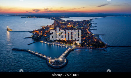 Antenne drone Ansicht bei Nacht zu Pomorie Stadt an der bulgarischen Schwarzmeerküste Stockfoto