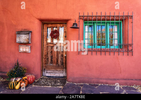Adobe-Architektur im Pueblo-Stil in Santa Fe, New Mexico Stockfoto