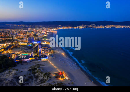 Antenne drone Ansicht bei Nacht an den Strand von Meer Sonnenstrand, Bulgarien Stockfoto