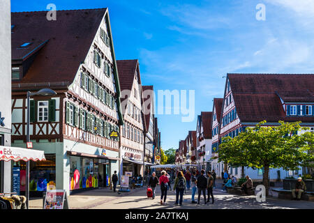Kirchheim unter Teck, Deutschland, Oktober 11, 2019, viele Menschen zu Fuß neben strip Mall und historische Häuser der Altstadt am Marktplatz an sonnigen au Stockfoto