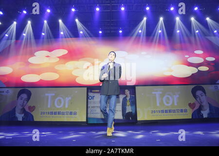Thailändische Schauspieler, Model und Sänger Thanapob Leeratanakajorn, auch bekannt unter seinem Spitznamen Tor, besucht die 2019 Tor Thanapob Fan Meeting in Chengdu City, Sout Stockfoto