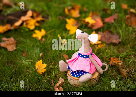 Witzig gestrickt Spielzeug Ratte auf einem dunklen Hintergrund, ein Symbol für das Neue Jahr 2020. Stockfoto