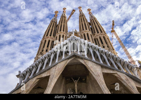 Kathedrale La Sagrada Familia in Barcelona, Spanien. Es ist vom Architekten Antonio Gaudi entworfen und seit 1882 gebaut. Stockfoto