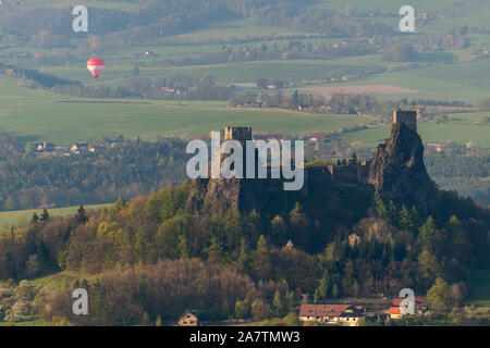 Ruine der Burg Trosky im Böhmischen Paradies. Details von einem der beiden Türme. Stockfoto