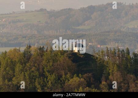 St. Anna Kapelle - Kaple svate Anny auf dem Hügel Vysker im Böhmischen Paradies. Luftbild Stockfoto