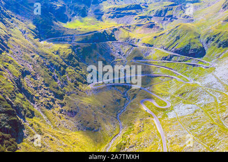 Kurvenreiche Straße hinauf auf den Berg, Luftaufnahme von transfagarasan Straße in Rumänien Stockfoto