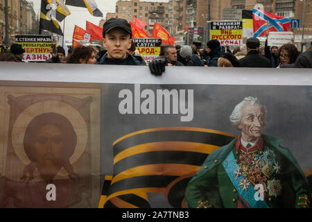 Moskau, Russland. 4. November, 2019 Teilnehmer an nationalistischen russischen März Parade zum Tag der nationalen Einheit jährlich in Moskau, Russland gefeiert. Stockfoto