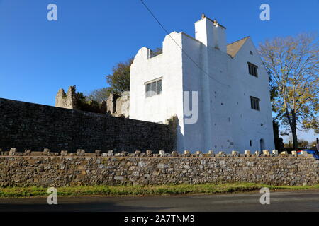 Eine ruiniert und jetzt teilweise Dorf Burg zeigt das Leben wieder nach vielen Jahren der Aufgabe in einem ruhigen Dorf Lage in South Wales. Stockfoto