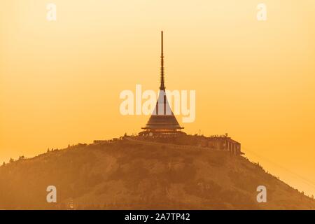 Jested Berg über der Stadt Liberec bei Sonnenuntergang. Luftbild Stockfoto