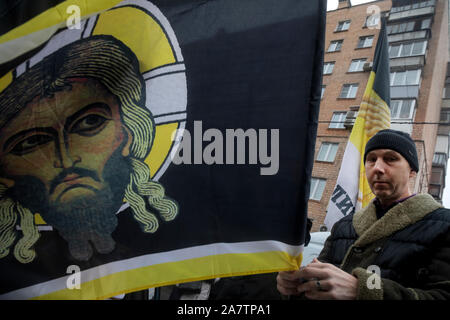 Moskau, Russland. 4. November, 2019 Teilnehmer an nationalistischen russischen März Parade zum Tag der nationalen Einheit jährlich in Moskau, Russland gefeiert. Stockfoto