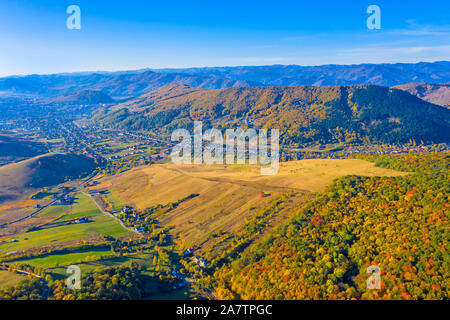 Luftaufnahme von Wald und ländlichen Dorf in einer schönen Herbst Landschaft Stockfoto
