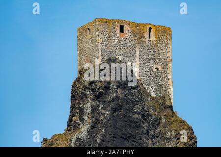 Ruine der Burg Trosky im Böhmischen Paradies. Details von einem der beiden Türme. Stockfoto