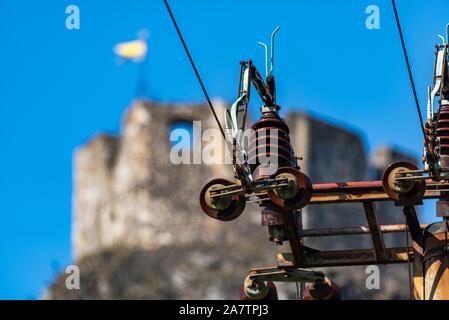 Ruine der Burg Trosky im Böhmischen Paradies. Details von einem der beiden Türme. Stockfoto