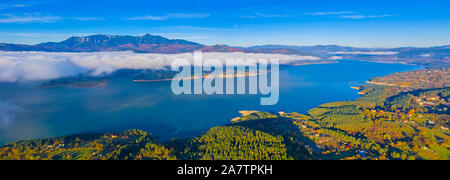 Herbst sonnenaufgang Wolken über Bergsee in den rumänischen Karpaten. Stockfoto