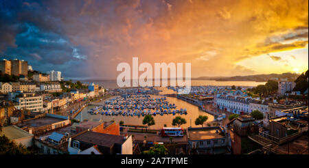 De - Devon: Sonnenuntergang über der Hafen von Torquay mit Tor Bay im Hintergrund (HDR-Bild) Stockfoto