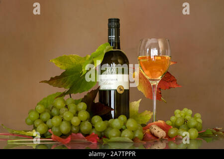 Wein, Weisswein, Weintrauben, Weinblätter, Stillleben, Stockfoto