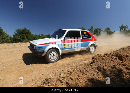 ISTANBUL, Türkei - 07.JULI 2019: Nuvit Karakasli Antriebe Volkswagen GTI in Istanbul Rallye Stockfoto