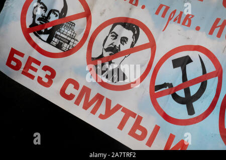 Moskau, Russland. 4. November, 2019 Teilnehmer an nationalistischen russischen März Parade zum Tag der nationalen Einheit jährlich in Moskau, Russland gefeiert. Stockfoto