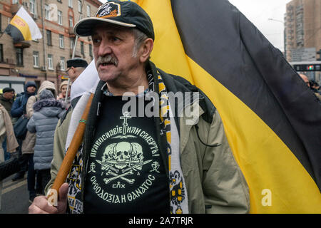 Moskau, Russland. 4. November, 2019 Teilnehmer an nationalistischen russischen März Parade zum Tag der nationalen Einheit jährlich in Moskau, Russland gefeiert. Stockfoto