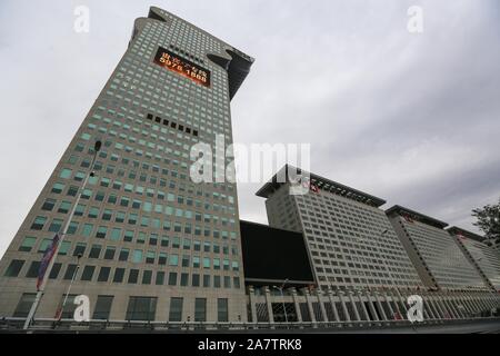 -- -- Die 44-stöckiges Nr. 5 Gebäude der Pangu Plaza, ein prominenter dragon-förmiges Gebäude, ist in Peking, China, 12. Oktober 2014. Die Auktion vom Stockfoto