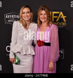 Beverly Hills, Vereinigte Staaten. 04 Nov, 2019. Olivia Wilde (L) und Laura Dern, Empfänger der Hollywood Durchbruch Director Award und Hollywood Nebendarstellerin Award bzw. kommen für die 23. jährlichen Hollywood Film Awards in Beverly Hills, Kalifornien am Sonntag, 3. November 2019. Foto von Jim Ruymen/UPI Quelle: UPI/Alamy leben Nachrichten Stockfoto