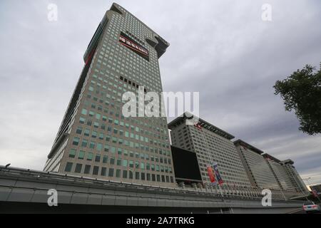 -- -- Die 44-stöckiges Nr. 5 Gebäude der Pangu Plaza, ein prominenter dragon-förmiges Gebäude, ist in Peking, China, 12. Oktober 2014. Die Auktion vom Stockfoto