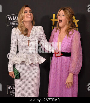 Beverly Hills, Vereinigte Staaten. 04 Nov, 2019. Olivia Wilde (L) und Laura Dern, Empfänger der Hollywood Durchbruch Director Award und Hollywood Nebendarstellerin Award bzw. kommen für die 23. jährlichen Hollywood Film Awards in Beverly Hills, Kalifornien am Sonntag, 3. November 2019. Foto von Jim Ruymen/UPI Quelle: UPI/Alamy leben Nachrichten Stockfoto