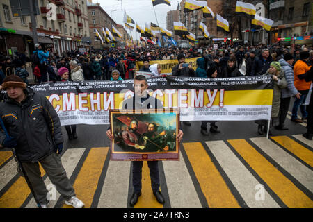 Moskau, Russland. 4. November, 2019 Teilnehmer an nationalistischen russischen März Parade zum Tag der nationalen Einheit jährlich in Moskau, Russland gefeiert. Stockfoto