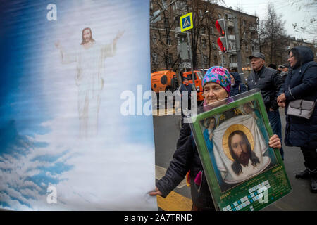 Moskau, Russland. 4. November, 2019 Teilnehmer an nationalistischen russischen März Parade zum Tag der nationalen Einheit jährlich in Moskau, Russland gefeiert. Stockfoto