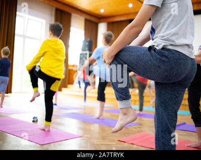 Yoga, Yoga Ausbildung, Kind, Yoga auf Matten Stockfoto