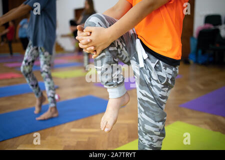 Yoga, Yoga Ausbildung, Kind, Yoga auf Matten Stockfoto