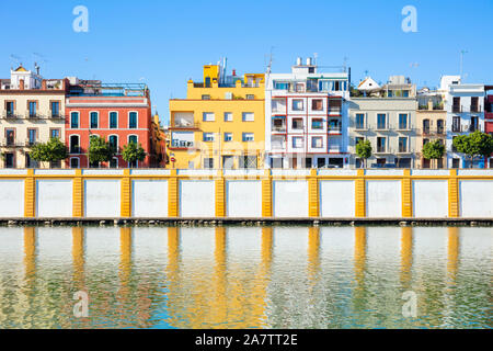 Triana farbige Häuser entlang der Ufer des Flusses Guadalquivir Sevilla Sevilla Spanien Sevilla Andalusien Spanien EU Europa Stockfoto