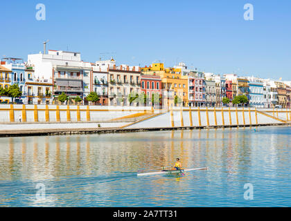 Triana farbige Häuser entlang der Ufer des Flusses Guadalquivir mit einem rudergerät Sevilla Sevilla Spanien Sevilla Andalusien Spanien EU Europa Stockfoto