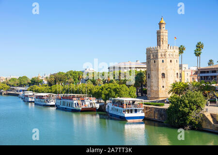 Tour Boote auf dem Fluss Guadalquivir Bank in der Nähe des Torre del Oro Sevilla Spanien Passeig de Cristóbal Colón Sevilla Andalusien EU Europa Stockfoto