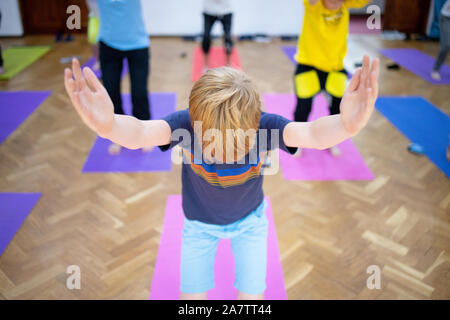 Yoga, Yoga Ausbildung, Kind, Yoga auf Matten Stockfoto