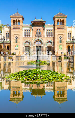 Sevilla Reflektionen im Pool gegenüber dem Museum für Populäre Kunst und Traditionen Sevilla Sevilla Sevilla Spanien sevilla Andalusien Spanien EU Europa Stockfoto