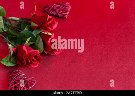 Rote Rosen mit Herz auf rot gefärbten Hintergrund. St. Valentines Tag oder Hochzeit Karte Konzept mit Kopie Platz für Ihren Text. Stockfoto