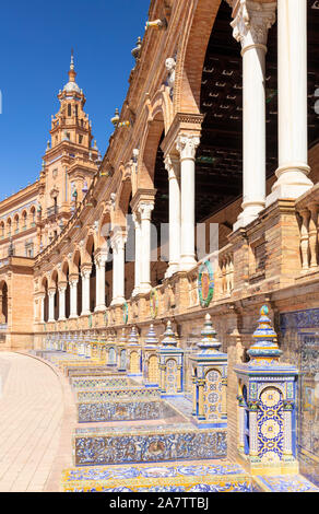 Dekorierte Bögen und Fliesen- nischen im Sevilla Plaza de España in Sevilla Maria Luisa Park Sevilla Spanien Sevilla Andalusien Spanien EU Europa Stockfoto