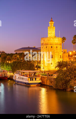 Nacht Blick von einem Boot auf dem Fluss Guadalquivir durch die Torre del Oro Sevilla Spanien Passeig de Cristóbal Colón Sevilla Andalusien EU Europa günstig Stockfoto