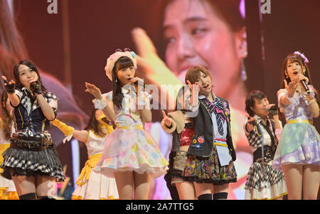 Mitglieder der Japanischen idol Mädchen Gruppe AKB48 und seinen internationalen Schwester Gruppen führen während der AKB48 Group Asia Festival in Shanghai, China, 24 Augu Stockfoto
