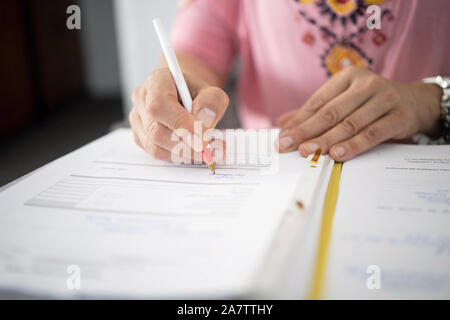 Frau im Amt, Frau Schreiben auf Papier Stockfoto