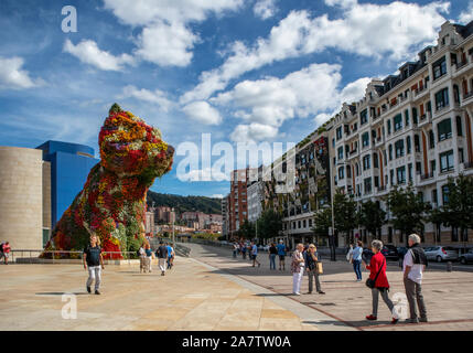 Bilbao Spanien - September 25, 2019: Die Menschen auf dem Platz mit floralen Welpe, eine Skulptur von Jeff Koons in 1992 Vor dem Guggenheim muse Stockfoto