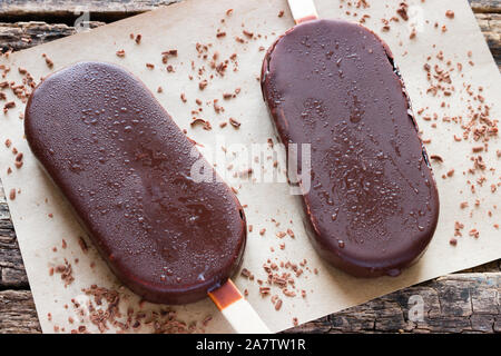 Popsicle mit geriebener Schokolade geschmolzen Stockfoto