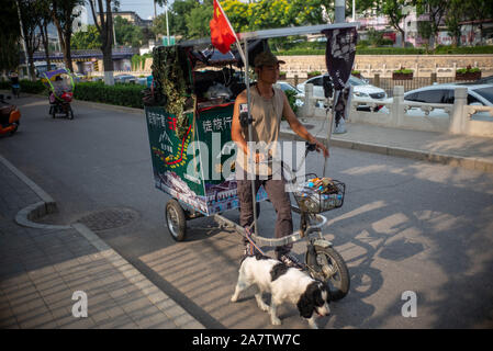 Yunhe und seinem Hund Qiuqiu sind auf dem Weg nach Südwesten Chinas Autonomen Region Tibet, Peking, China, 8. August 2019. Yunhe, des Benutzernamens und der für den Mann wh Stockfoto