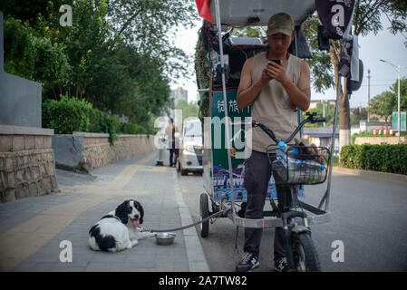 Yunhe und seinem Hund Qiuqiu sind auf dem Weg nach Südwesten Chinas Autonomen Region Tibet, Peking, China, 8. August 2019. Yunhe, des Benutzernamens und der für den Mann wh Stockfoto