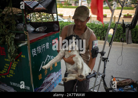 Yunhe und seinem Hund Qiuqiu sind auf dem Weg nach Südwesten Chinas Autonomen Region Tibet, Peking, China, 8. August 2019. Yunhe, des Benutzernamens und der für den Mann wh Stockfoto