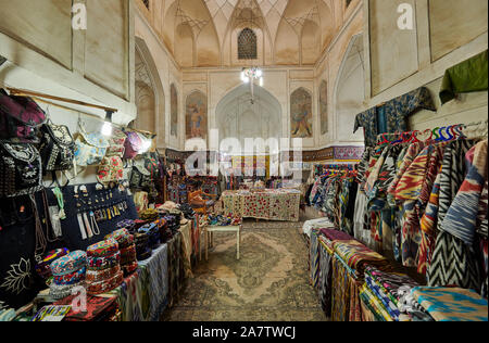 Souvenir shop im Kukeldash Madrassa oder Koʻkaldosh-Medrese, Buchara, Usbekistan, in Zentralasien Stockfoto